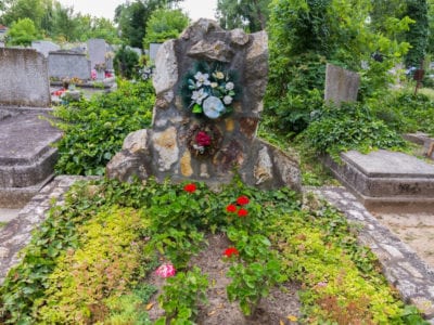 墓碑上用鲜花